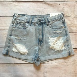 AE Mom Shorts 4 - Light wash distressed denim